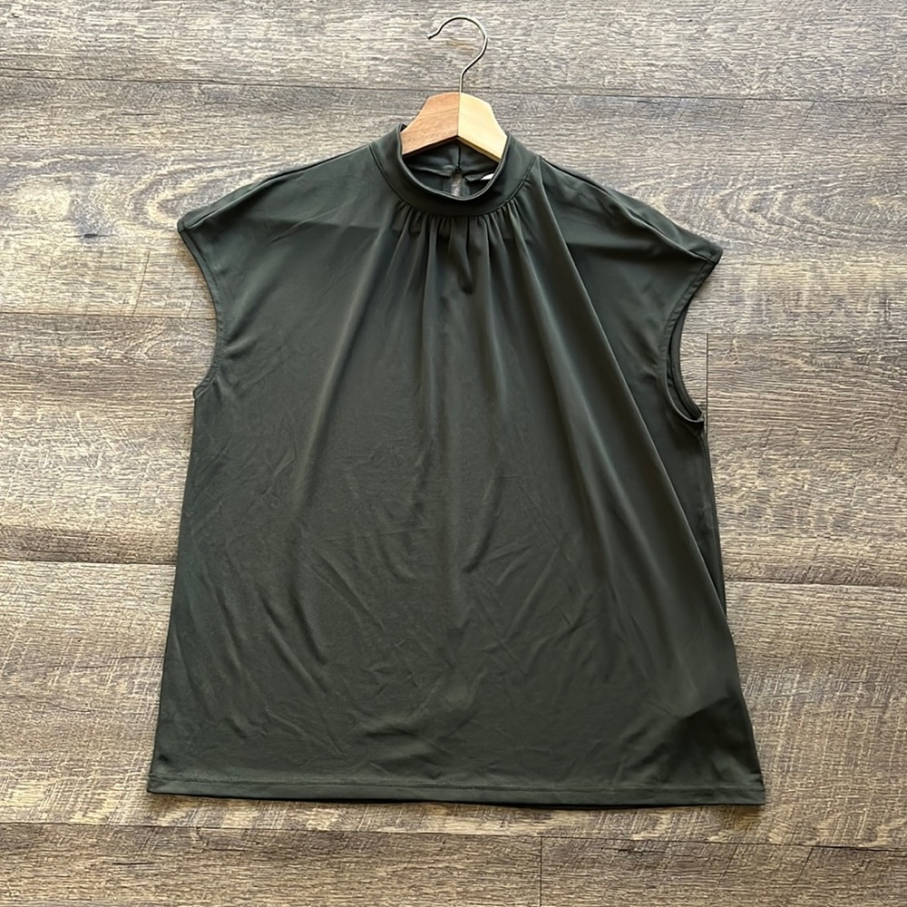 H&M short sleeve blouse with buttons on back, excellent condition